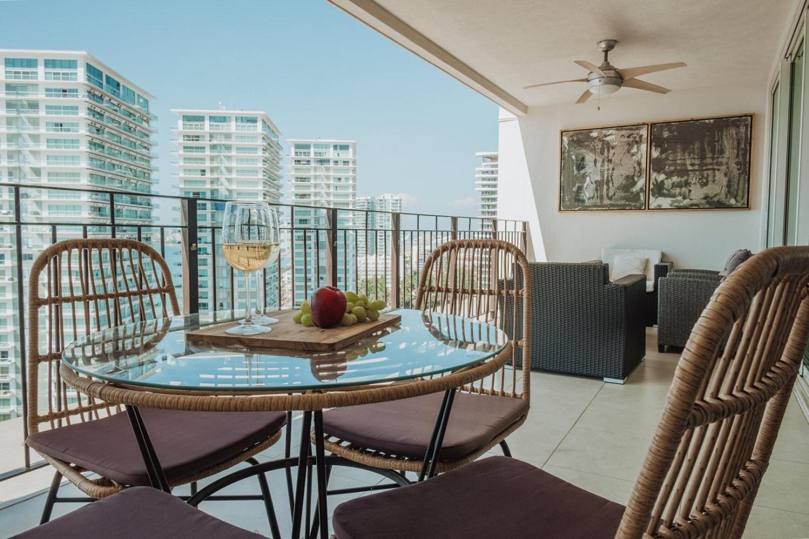 Grand Venetian Beachfront Condos Puerto Vallarta Exterior photo